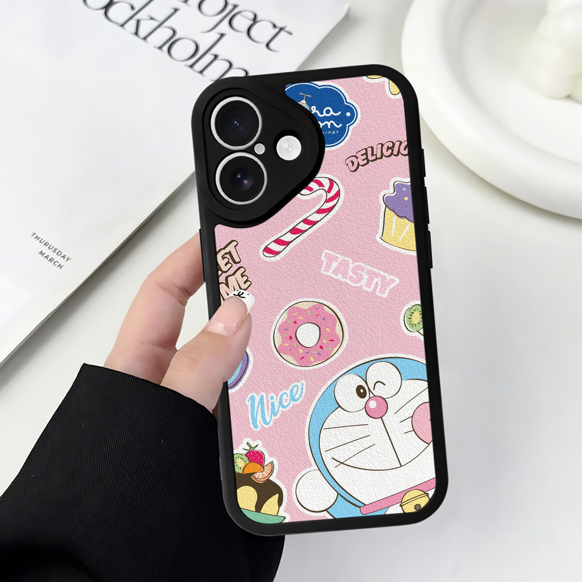 （画像用） ドラえもん Doraemon 【iPhone 16シリーズ対応】シリコンスマホケース（レザー調） 材質：シリコン